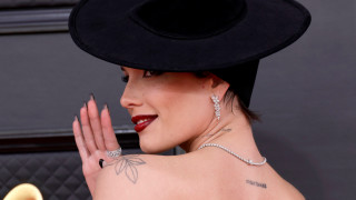 На Холзи може и да ѝ върви в професионален план но