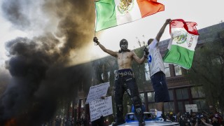 Сблъсъци в Лос Анджелис между силите за сигурност и протестиращи (СНИМКИ)