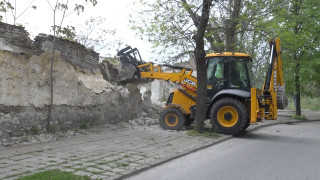 Багер бутна стена на физкултурен салон в казанлъшко село