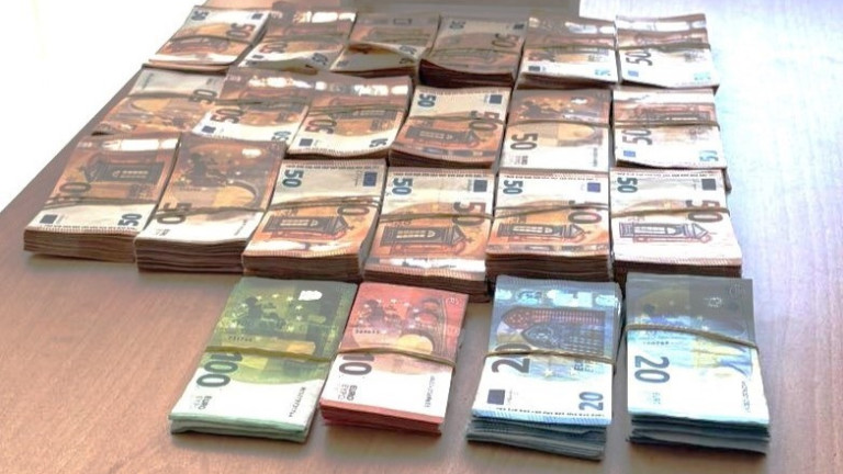 Откриха 100 000 лв. в кабината на камион на Капитан Андреево