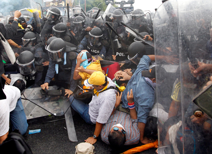 Тайландската полиция разпръсна протест със сълзотворен газ
