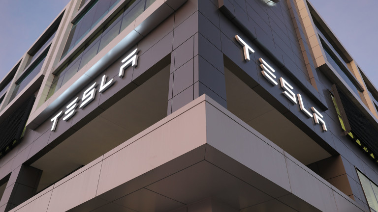 Tesla събира хора за екип в съседка на България