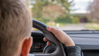 10-годишно дете подкара кола в Шумен и се блъсна в кооперация