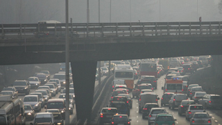 Ремонтират „на почивки” важно кръгово в София