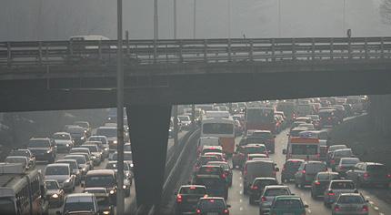 Ремонтират „на почивки” важно кръгово в София