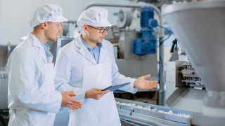 Над 70% от служителите перат работното си облекло у дома – безопасно ли е за храната ни?
