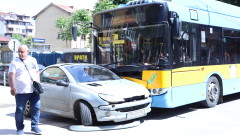 Тролей и кола се блъснаха в центъра на София