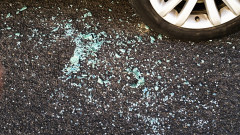 Паркирана кола потегли сама, прекоси булевард и се заби в оградата на къща в Хасково