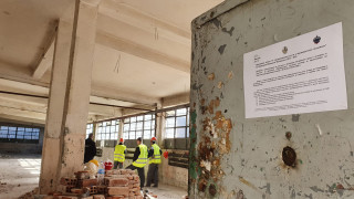 8 класни стаи физкултурен салон компютърен кабинет работилници за трудови