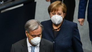 Германският канцлер Ангела призова германците в събота да избягват пътуванията