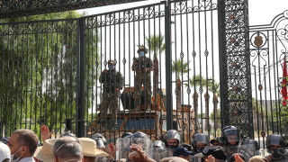 Тунизийските сили за сигурност нахлуха в офисите на катарския телевизионен