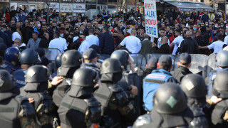 Полицаи ранени при протест в Скопие 