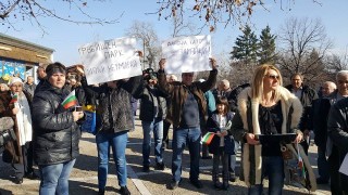Жители на Перущица излязоха на протест срещу вдигането на такса