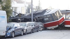 Трамвай дерайлира при Румънското посолство и удари няколко коли