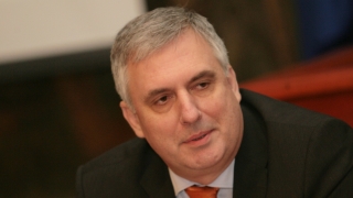 Обвиняват Бисер Петков за отговорности на здравния министър, смята Калфин