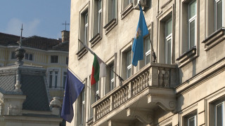 Украинското знаме редом до българското на фасадата на столична община