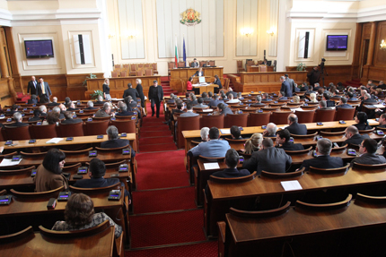 Депутатите да замразят заплатите си в акт на солидарност, искат ГЕРБ