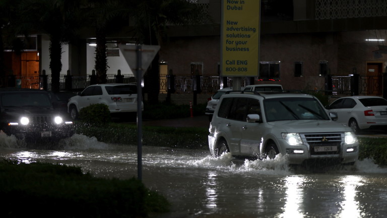 Проливни дъждове удариха Обединените арабски емирства (ОАЕ), съобщи АП.
Агенцията се