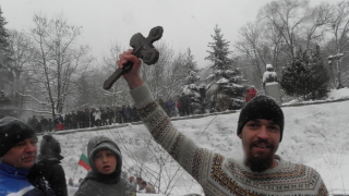 Вятърът отвя кръста в ръцете на зрител в Пазарджик