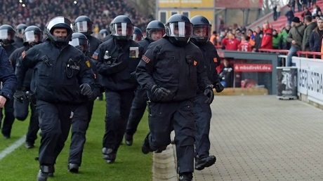 112 полицаи ранени на аматьорски мач в Германия