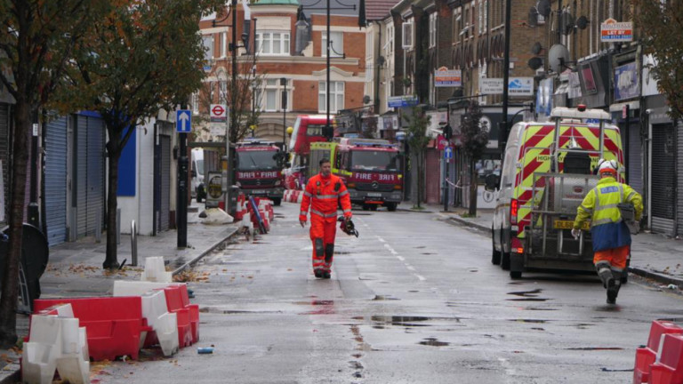 Двама души загинаха при експлозия и срутване на сградата в Западен Лондон