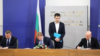 Премиерът Кирил Петков финансовият министър Асен Василев и министърът на