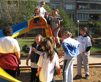 Демонтират опасни детски съоръжения в Русе