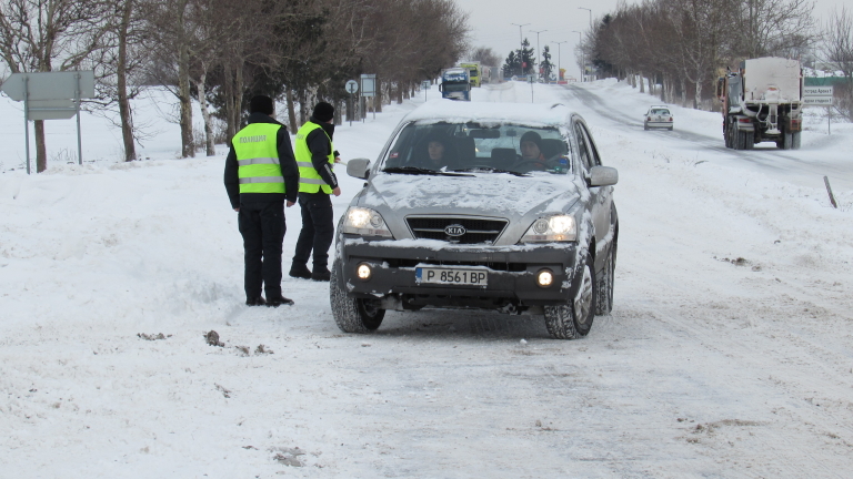 Пътна полиция предупреждава за заледени участъци по пътищата