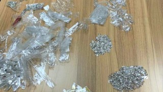 Спипаха мъж, облепил близо 3 кг сребърни накити по тялото си със скоч