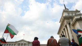 Символичен протест срещу кабинета в навечерието на 2014-та