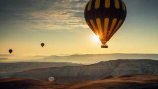 Балон с горещ въздух падна в централна Турция Пилотът на