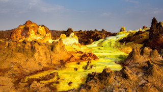 Изпепеляваща гореща вода Серни извори Басейни с разяждаща киселина и