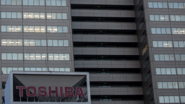 Toshiba сключи спасителна сделка за $18 милиарда