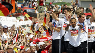 Германски футболисти се обявиха срещу "Адидас"
