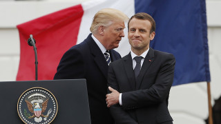 Президентът на Франция Еманюел Макрон разговаря по телефона с Доналд