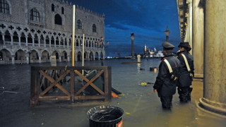 Части от Венеция са под вода след най високия прилив за