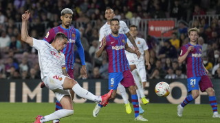 Испанският футболен гранд Барселона следи централния защитник Мохамед Салису от