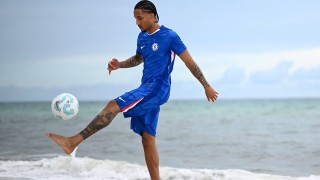 Челси представи новия си централен нападател Жоао Педро от Брайтън 23 годишният стрелец