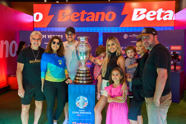 Betano и трофея на CONMEBOL Copa América™️ 2024 в Рио де Жанейро и Сао Пауло в Бразилия