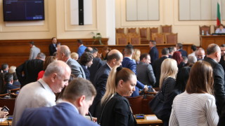 Председателят на Народното събрание Ива Митева внесе текста по който