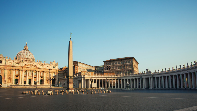 Ватиканът обяви, че свещеници и други служители на католическата църква