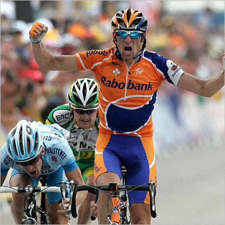 Американецът Флойд Лендис с жълтата фланелка на Тур дьо Франс