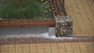Гръмотевична буря с едра градушка удари центъра на Ловеч днес
