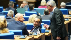 Депутатите в спор - Голямото "Д" ли държи дистанционното за бариерата на "Лукойл"