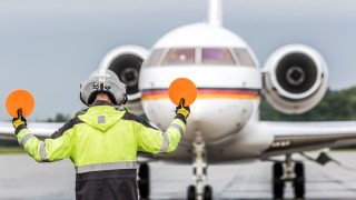 Кола се блъсна в самолета на Меркел и причини повреда