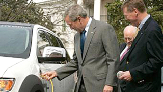 Шефът на Ford поднесе своите извинения на президента Буш