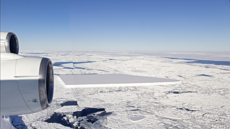 Най-големият айсберг в света се раздвижи