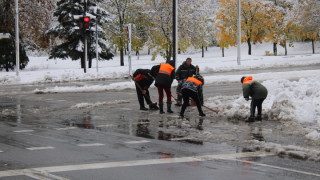 Служител на пътноподдържаща фирма в Шуменско е с опасност за живота