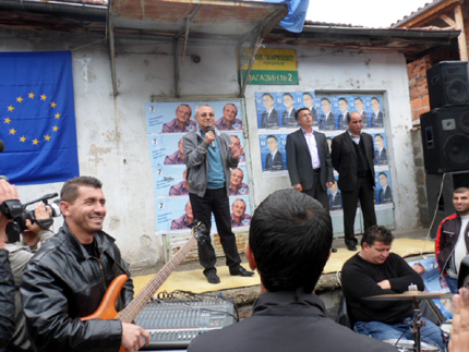 Доган агитира на турски циганите в Кърджали