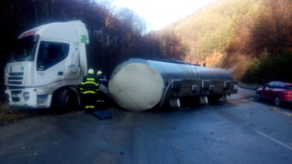 Катастрофа затруднява движението по пътя за Банско Цистерна която е